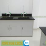 Bàn thí nghiệm có bồn rửa