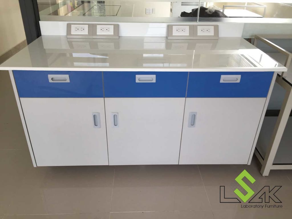 Bàn thí nghiệm mặt đá granite thi công thực tế