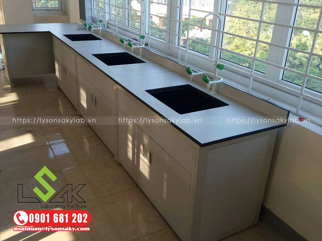 Bàn thí nghiệm áp tường có bồn rửa cho học sinh- Trường Chất lượng Cao Phượng Hoàng