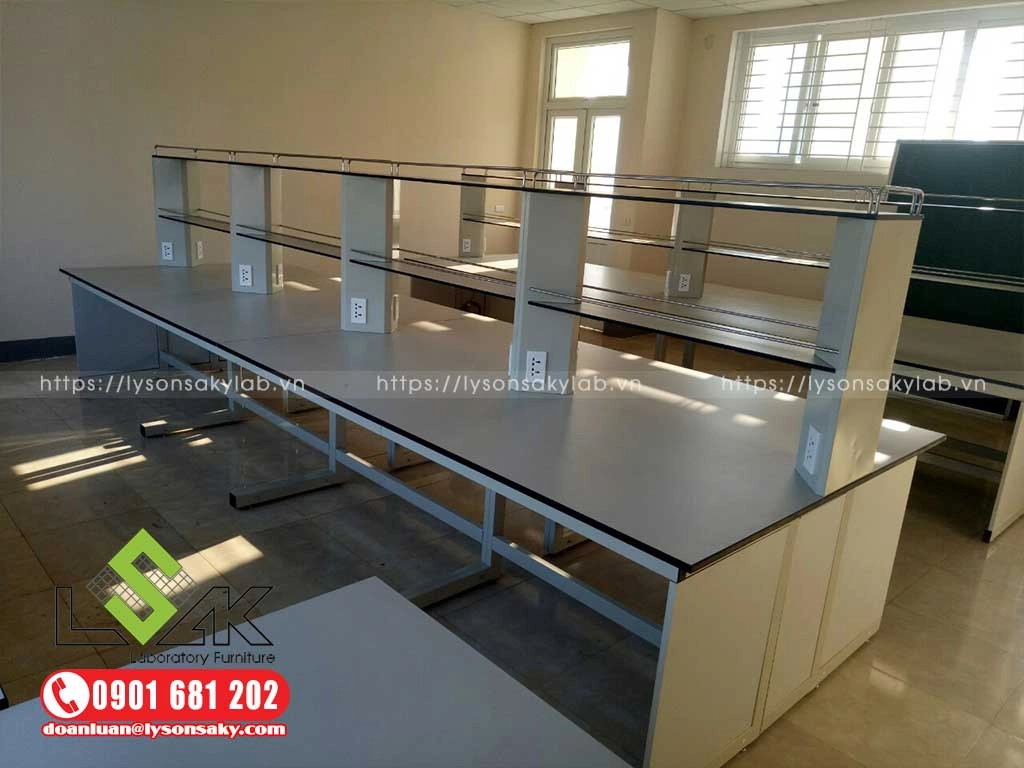 Bàn thí nghiệm trung tâm cho học sinh- Trường Chất lượng Cao Phượng Hoàng