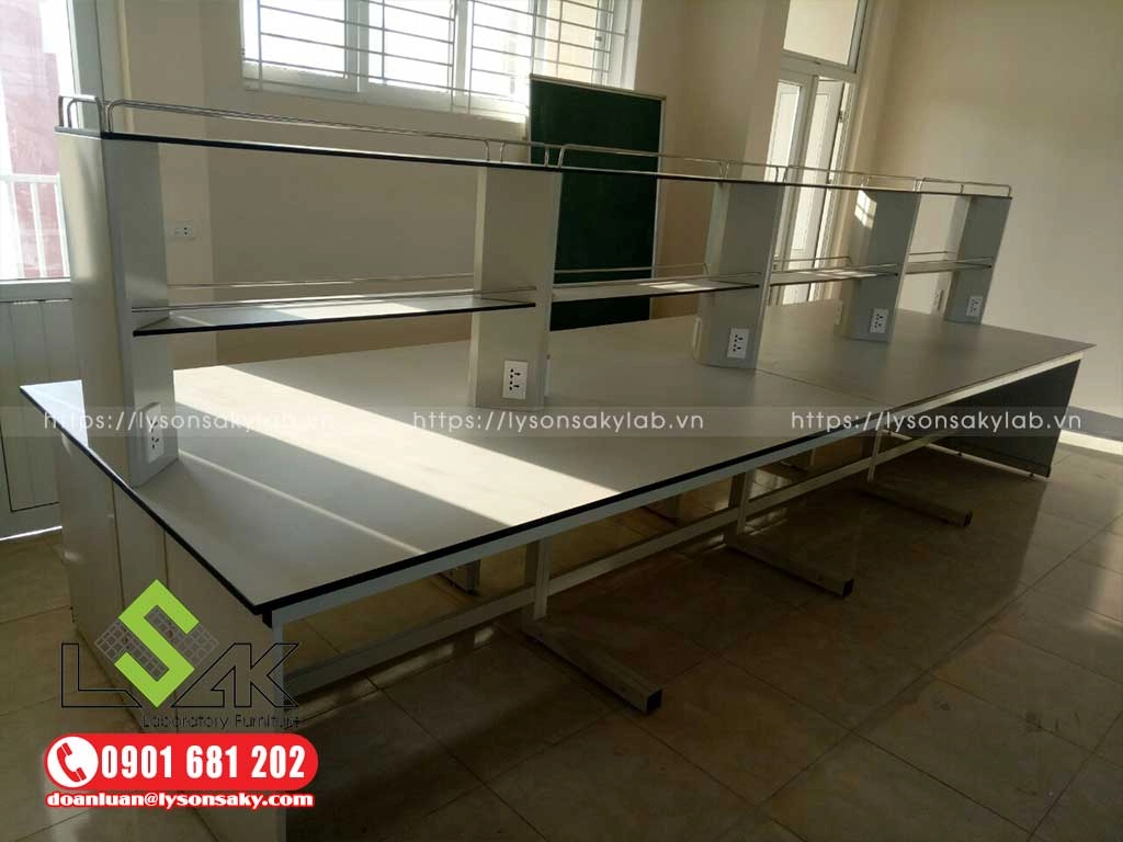 Bàn thí nghiệm trung tâm cho học sinh- Trường Chất lượng Cao Phượng Hoàng