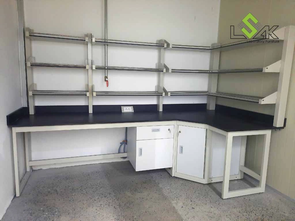 Bàn thí nghiệm áp tường có kệ