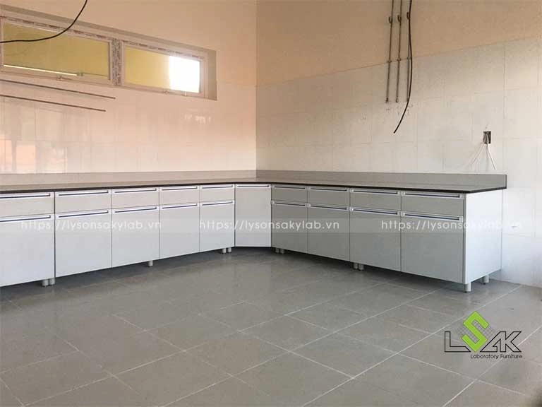 Bàn thí nghiệm áp tường