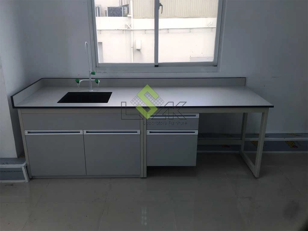 Bàn thí nghiệm áp tường có bồn rửa