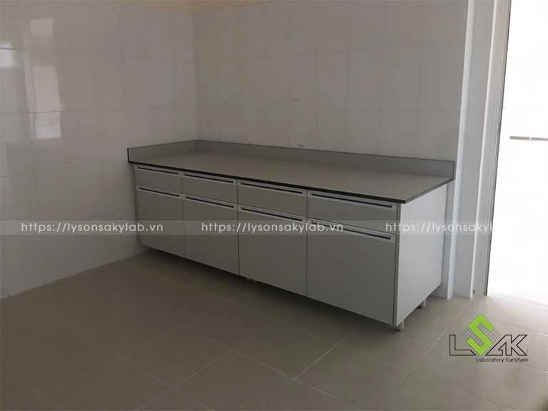 Bàn thí nghiệm áp tường