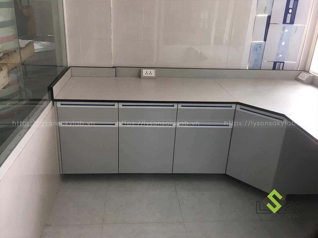 bàn thí nghiệm áp tường