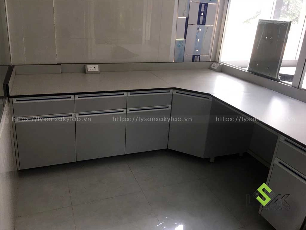 bàn thí nghiệm áp tường