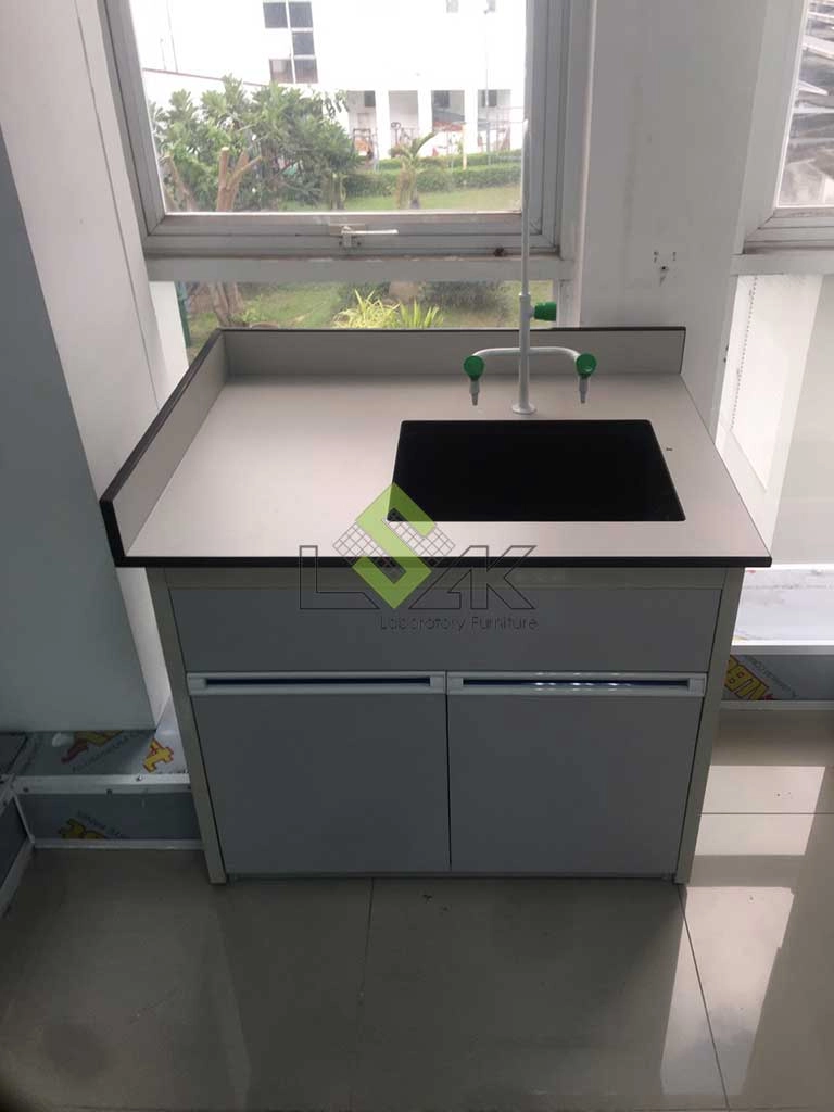 bàn thí nghiệm có bồn rửa