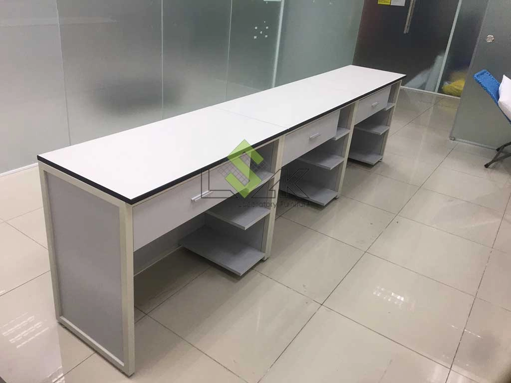 Bàn lấy mẫu máu xét nghiệm phòng khám đa khoa