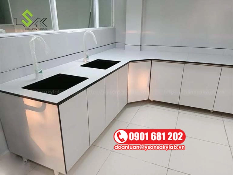 Bàn thí nghiệm áp tường có 2 bồn rửa chống ăn mòn.