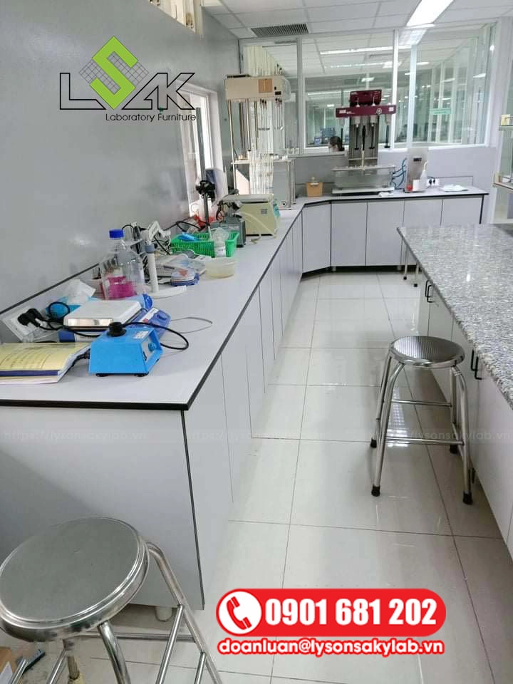 Bàn thí nghiệm chữ L, hộc tủ tay nắm vát cạnh.