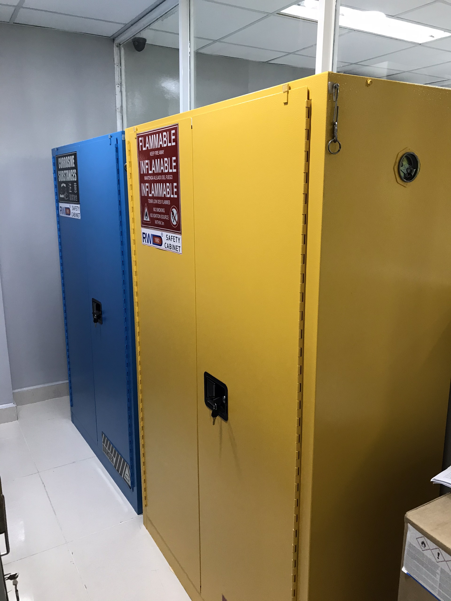 Tủ hút khí độc và tủ chống cháy được đặt tại phòng thí nghiệm.