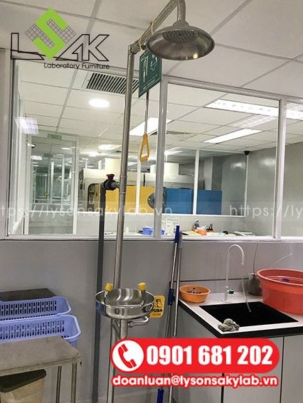 Vòi sen tắm khẩn cấp tại phòng thí nghiệm dược phẩm Công ty Ampharco.