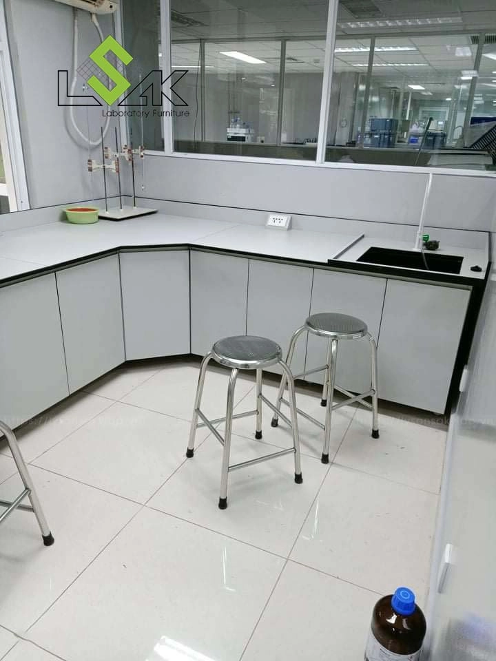 Bàn thí nghiệm áp tường có bồn rửa nhà máy dược phẩm
