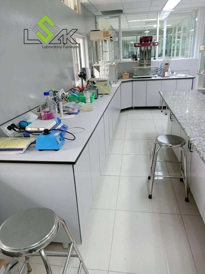 Bàn thí nghiệm áp tường có bồn rửa nhà máy dược phẩm