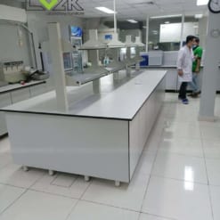 Bàn thí nghiệm trung tâm có kệ phòng lab nhà máy dược phẩm