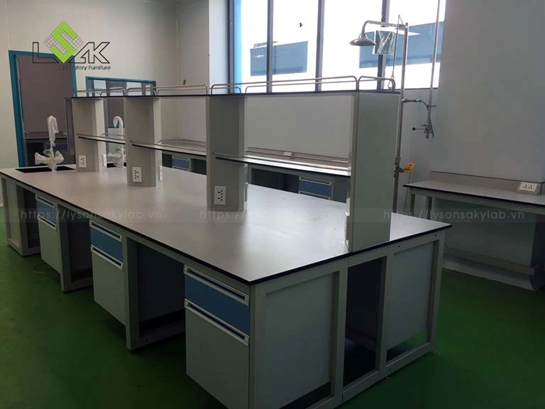Bàn thí nghiệm trung tâm có bồn rửa công ty sản xuất thuốc thú y