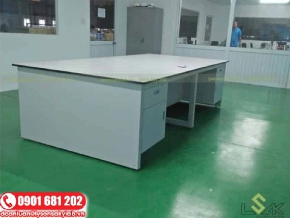 Bàn thí nghiệm trung tâm không có kệ tại Phòng Lab Kansai Alphanam, Bình Chuẩn, Thuận An, Bình Dương