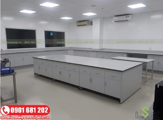 Bàn thí nghiệm trung tâm không có kệ hộc tủ kín. Lắp đặt tại Phòng Lab Intersnack- Long An