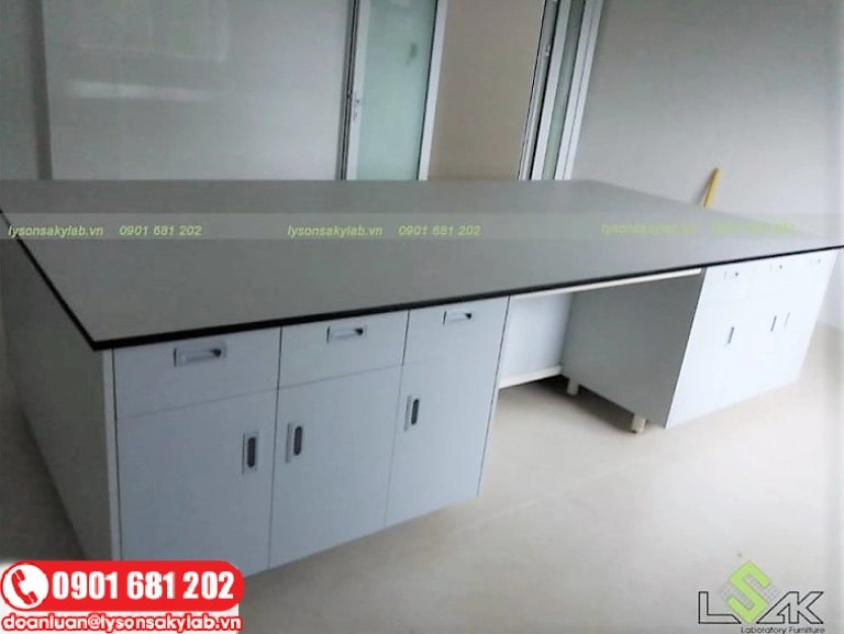 Bàn đặt máy thí nghiệm, xét nghiệm sinh hóa miễn dịch, huyết học, dạng nhỏ cho Phòng Khám Đa Khoa Bạch Đằng, Tp Thủ Dầu Một, Bình Dương