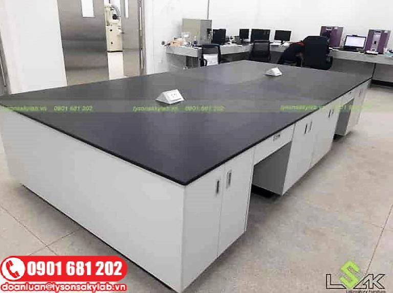 Bàn thí nghiệm trung tâm hộc tủ kín có nguồn điện, tại phòng kiểm nghiệm Cty Polytext Far Eastern-KCN Bàu Bàng, Bình Dương