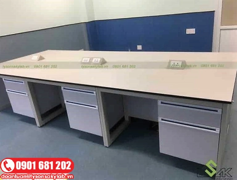 Bàn thí nghiệm trung tâm đặt máy, tại Phòng Lab bệnh viện ở Quận 10