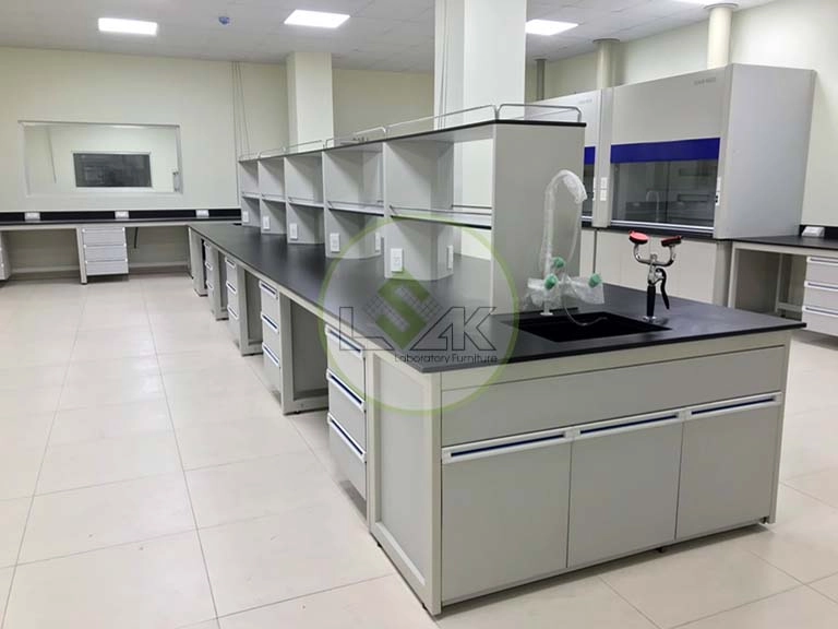 Bàn thí nghiệm trung tâm có bồn rửa hóa chất kệ để dụng cụ 2 tầng phòng thí nghiệm nhà máy sản xuất dầu nhớt Công ty Maxihub