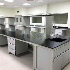Bàn thí nghiệm trung tâm có chậu rửa hóa chất kệ để dụng cụ 2 tầng phòng thí nghiệm nhà máy sản xuất dầu nhớt Công ty Maxihub