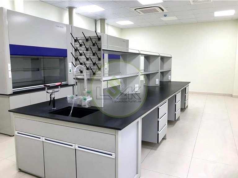 Bàn thí nghiệm trung tâm có kệ hóa chất 2 tầng phòng thí nghiệm nhà máy sản xuất dầu nhớt Công ty Maxihub