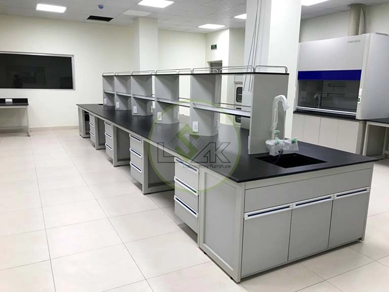 Bàn thí nghiệm trung tâm có bồn rửa hóa chất kệ để dụng cụ 2 tầng phòng thí nghiệm nhà máy sản xuất dầu nhớt Công ty Maxihub