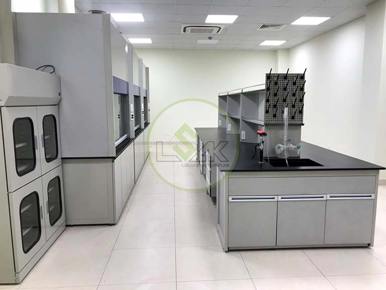 Laboratory central bench with sink