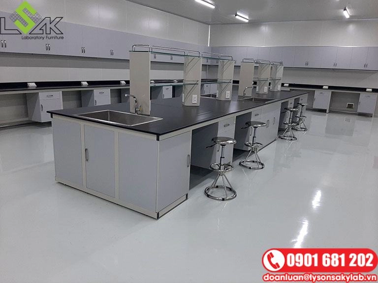 Bàn thí nghiệm có kệ đựng hóa chất 2 tầng và ghế inox
