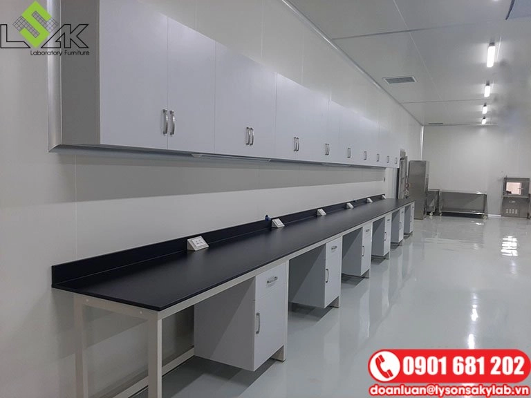 Dãy bàn thí nghiệm áp tường có hộc tủ treo