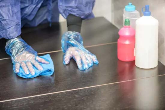 Cách làm sạch bề mặt phòng thí nghiệm