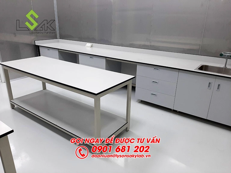 Bàn thí nghiệm áp tường có bồn rửa