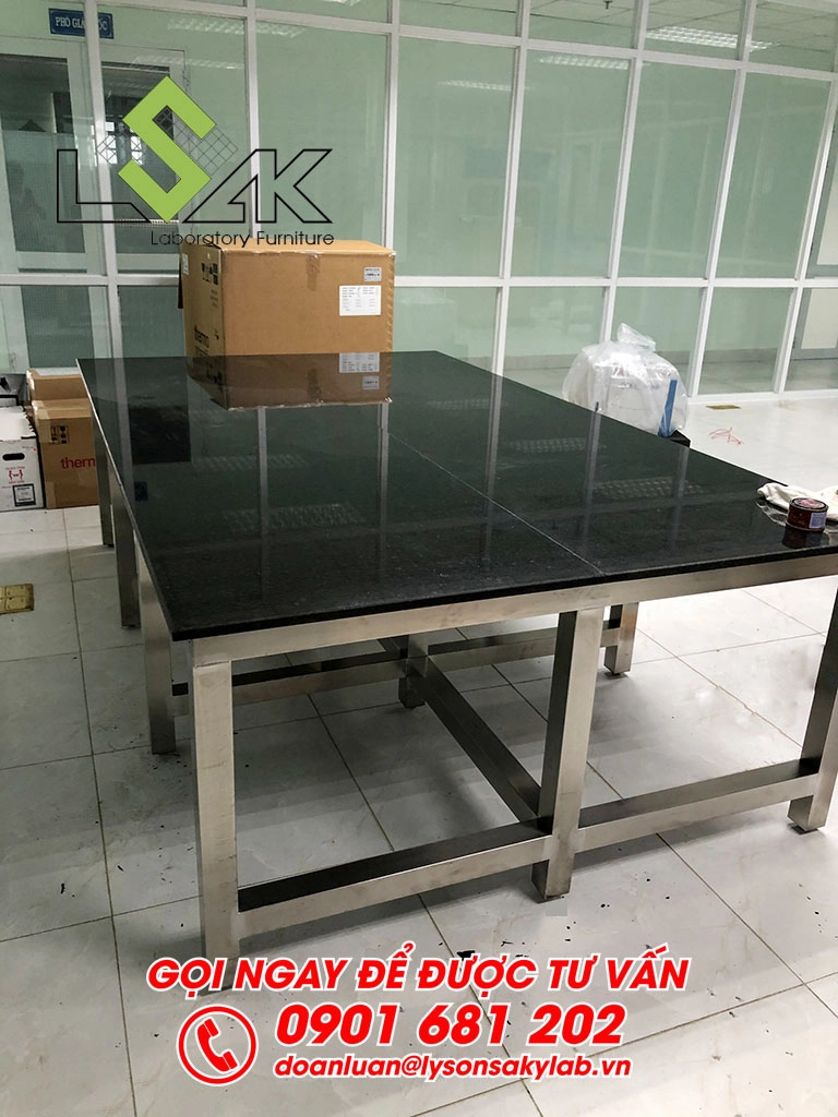 Bàn đặt máy thí nghiệm chịu tải trọng lớn mặt bàn bằng đá Granite.