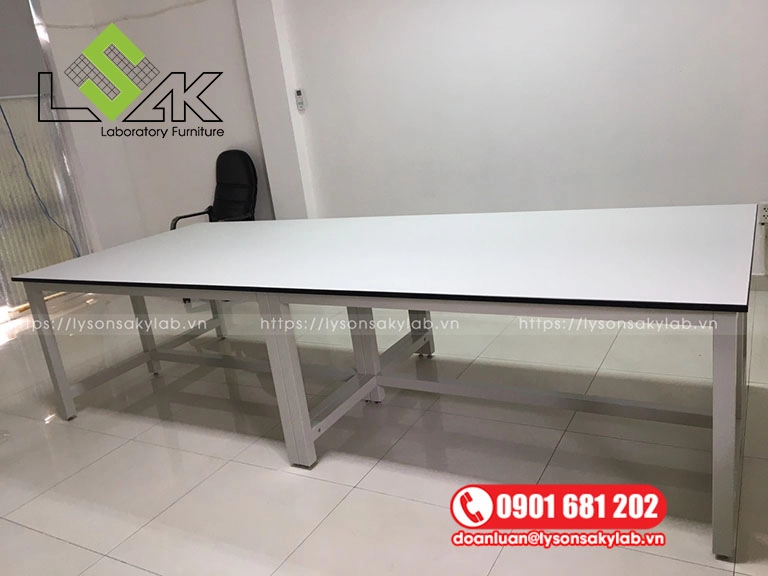 Bàn thí nghiệm chịu lực kính thước 3000x1200x750mm.