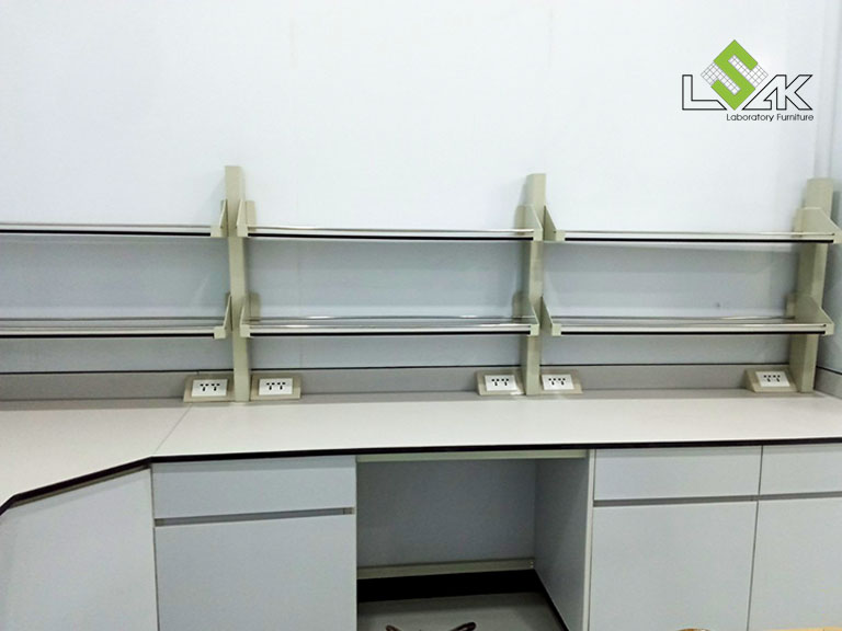 Bàn thí nghiệm áp tường có kệ để mẫu nội thất phòng lab R&D mỹ phẩm Ifree Beauty