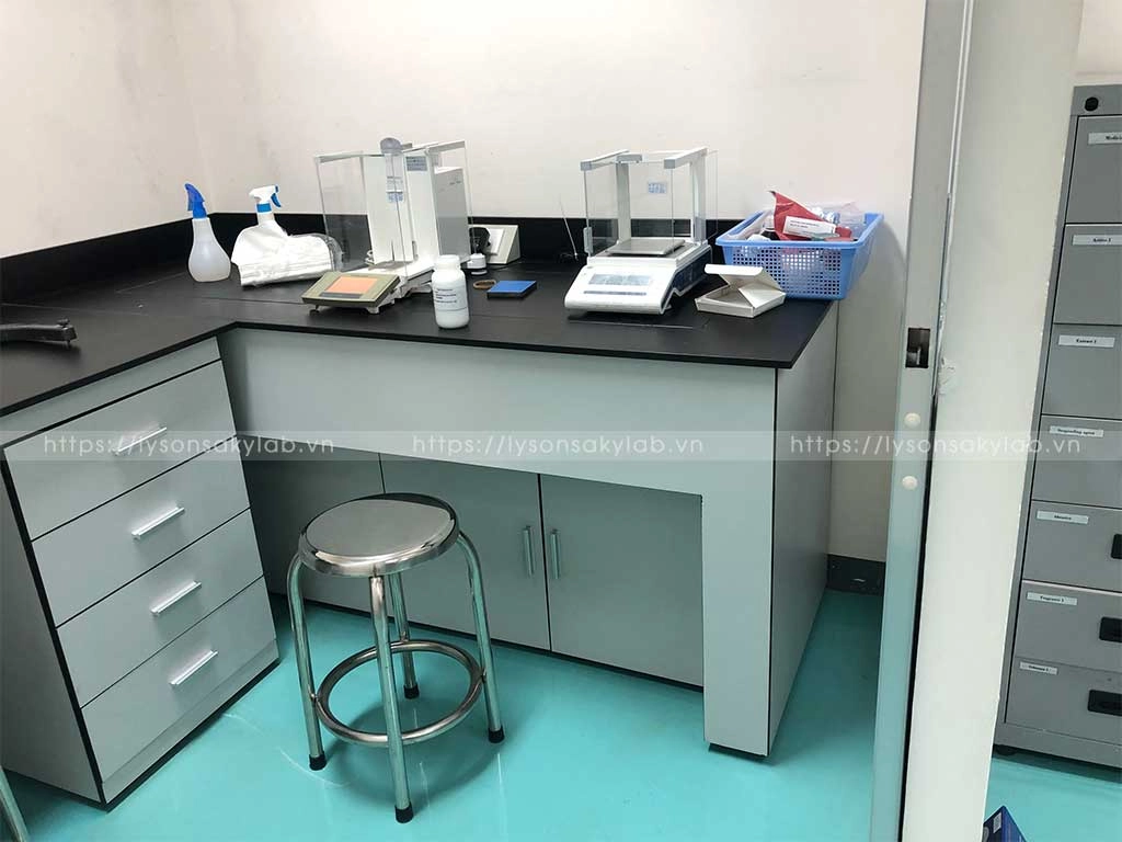 5-ban-can-chong-rung-phong-lab-cong-ty-rohto