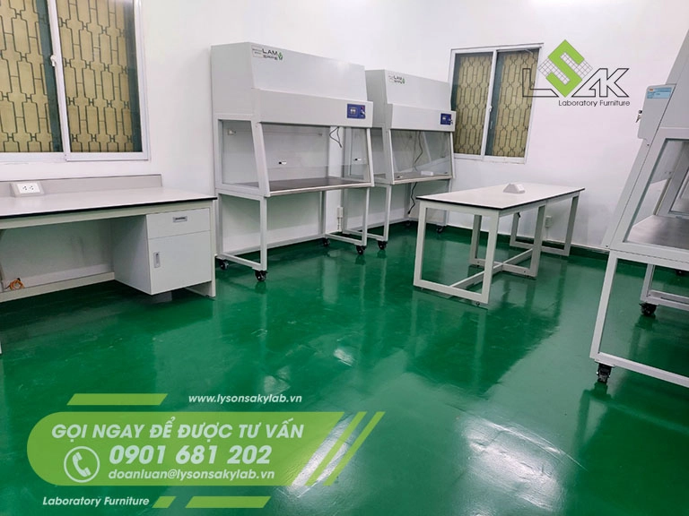 Bàn thí nghiệm khung thép nội thất phòng lab Công ty Brilitas Pharmaceuticals