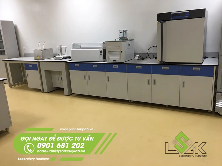 Bàn đặt máy thí nghiệm phòng QC Nhà máy chế biến sữa và nước giải khát từ sữa Deneast Việt Nam