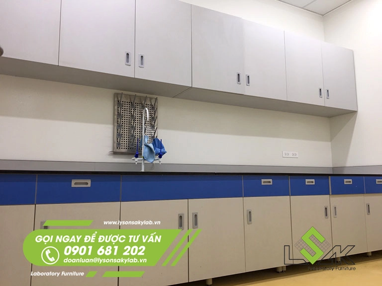 Tủ treo tường phòng QC Nhà máy chế biến sữa và nước giải khát từ sữa Deneast Việt Nam