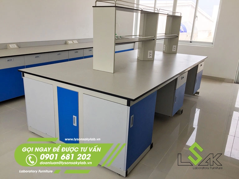 Bàn thí nghiệm trung tâm có kệ trên bàn phòng lab Trung tâm nghiên cứu và phát triển sản phẩm công ty CP Hóa chất Á Châu
