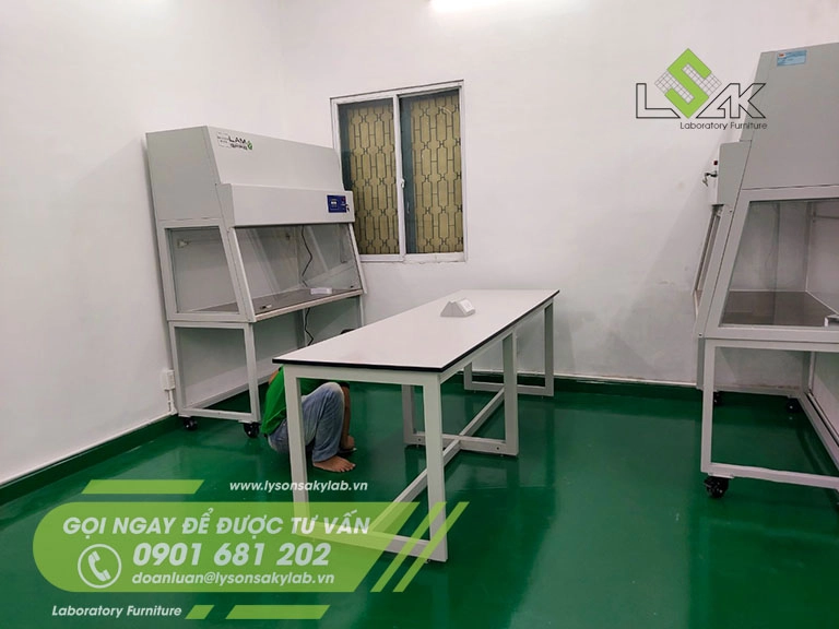 Bàn thí nghiệm nội thất phòng lab Công ty Brilitas Pharmaceuticals