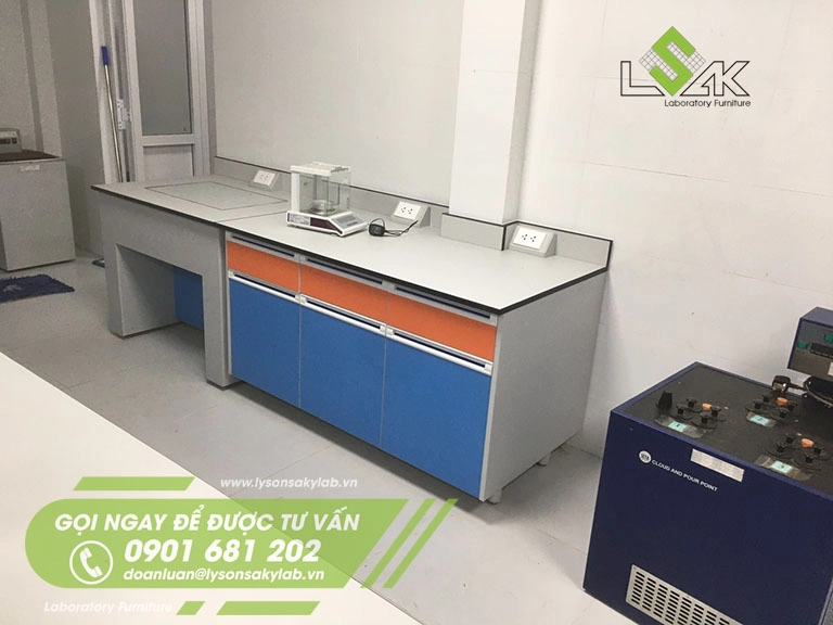 Bàn thí nghiệm áp tường và bàn cân chống rung