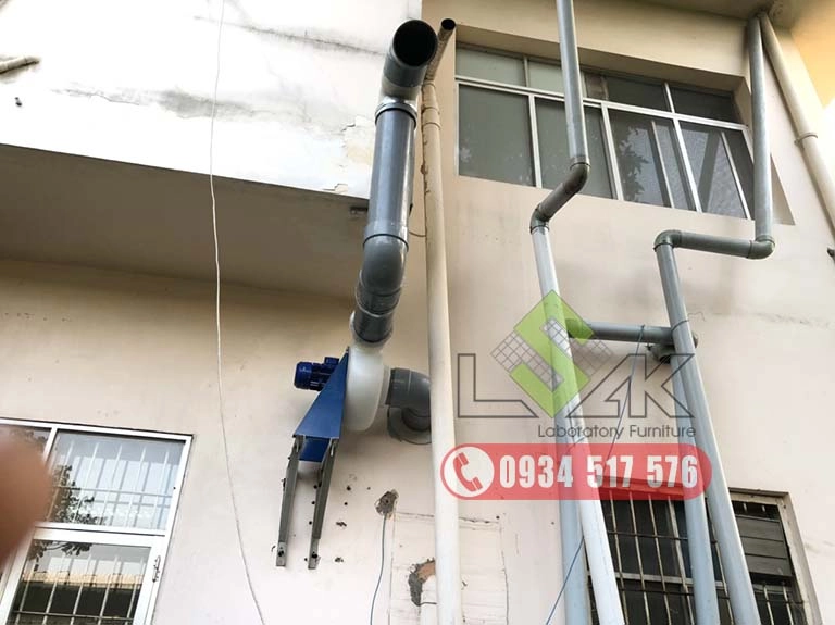 Quạt hút gắn ngoài tường với ke pát chữ L thép sơn tĩnh điện.