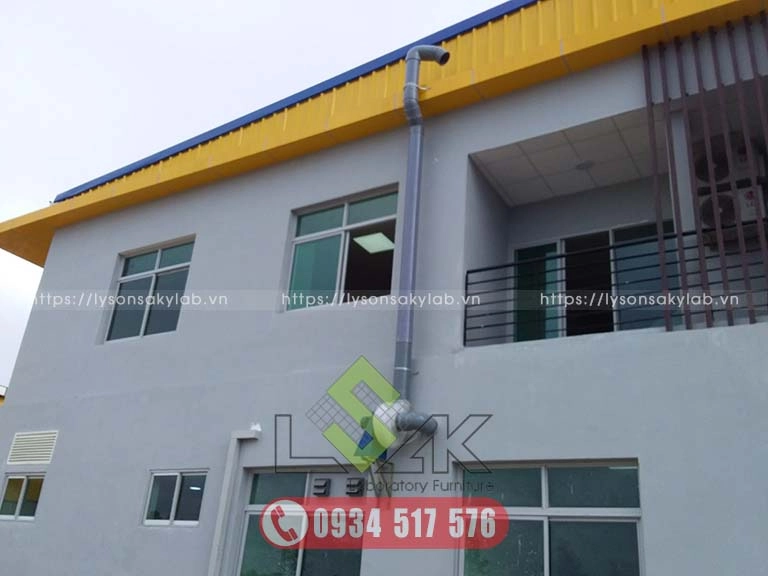 Quạt hút được lắp ngay tường bên ngoài cạnh tủ hút khí độc để có thể tối ưu lực hút.