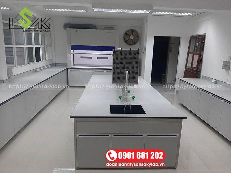 Dãy bàn thí nghiệm và bồn rửa chống ăn mòn hóa chất.