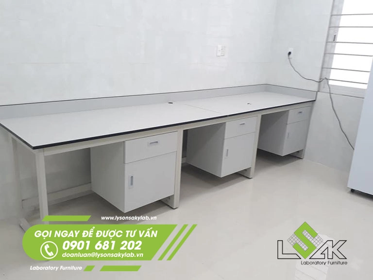 Bàn thí nghiệm áp tường khung thép nội thất Khoa xét nghiệm Bệnh viện Phúc Hưng - Quảng Ngãi