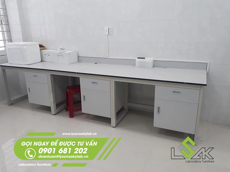 Bàn thí nghiệm áp tường nội thất Khoa xét nghiệm Bệnh viện Phúc Hưng - Quảng Ngãi